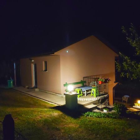 Privatni Smjestaj "Mratinje" Guest House Pluzine Exterior photo